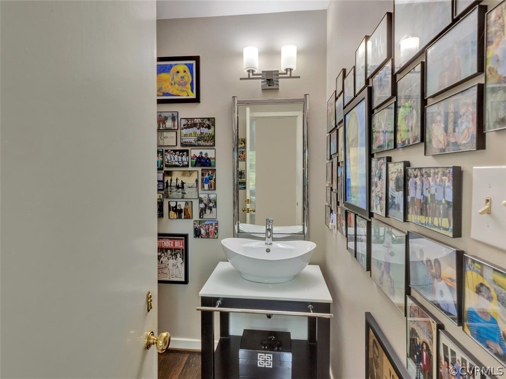 10690 Cherokee Road Midlothian, VA 23113 - Photo 27 of 49 Powder room