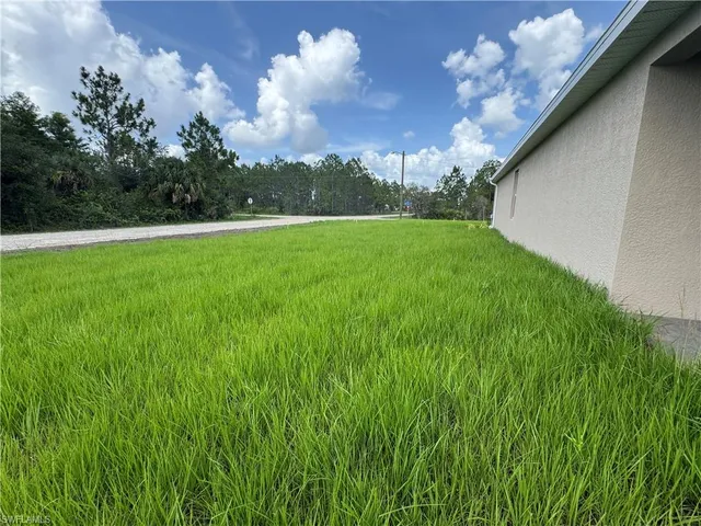 a view of yard with green space