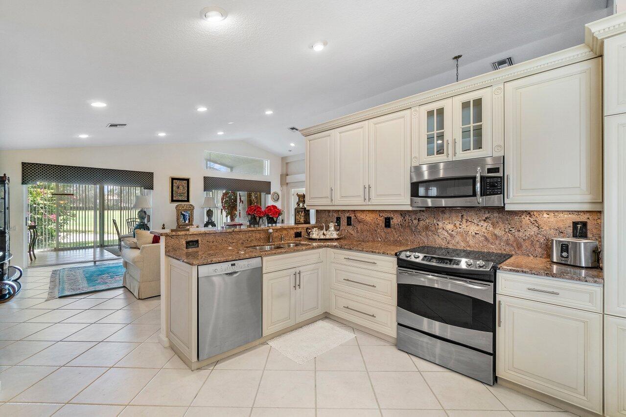 6609 Sun River Road Boynton Beach, FL 33437 - Photo 11 of 43 011-6609SunRiverRoad-BoyntonBeach-FL-334