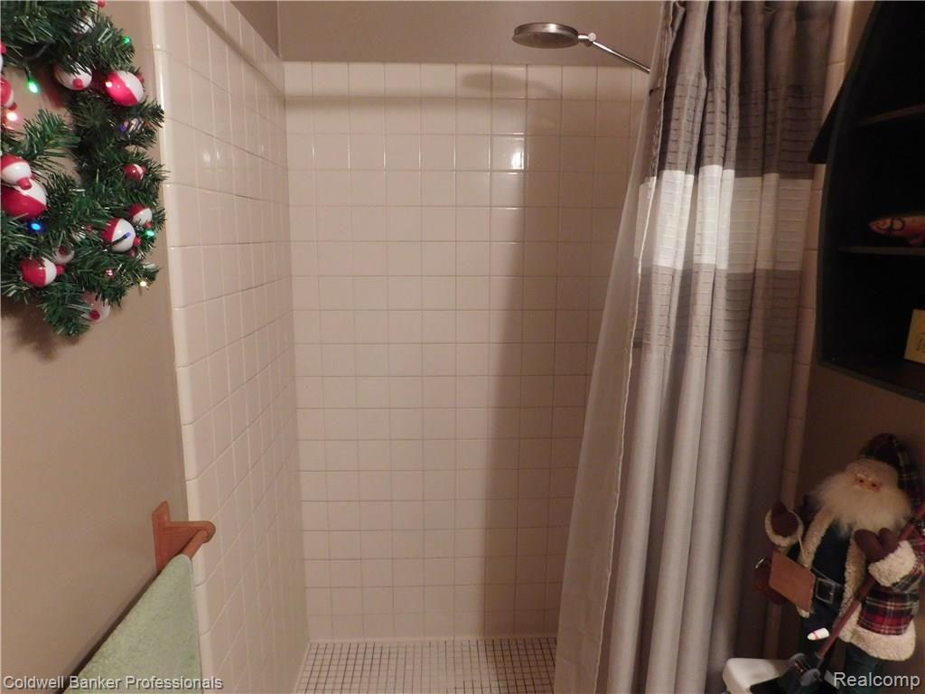 9660 Andersonville Road Clarkston, MI 48346 - Photo 33 of 53 bath 2 2.JPG