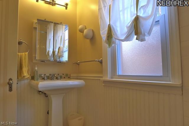 1075 Pennfield Road Cleveland, OH 44121 - Photo 17 of 24 Bathroom