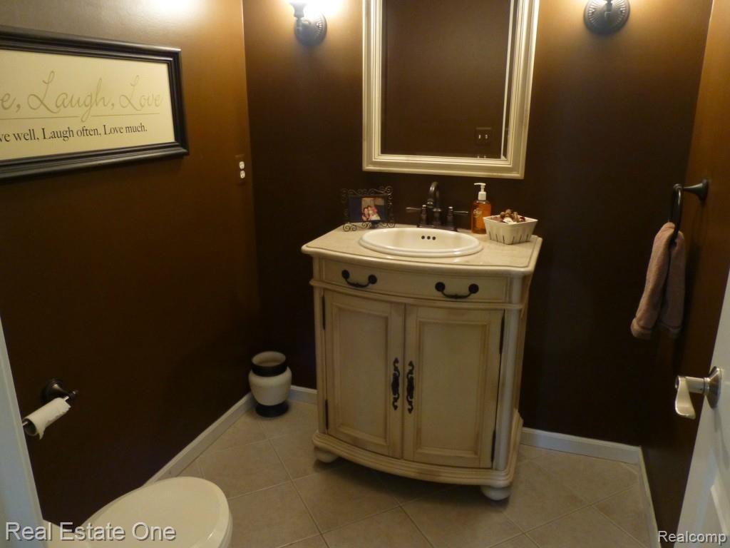 35124 Spring Hill Road Farmington, MI 48331 - Photo 9 of 27 powder room