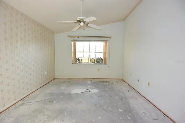 a view of empty room with a ceiling fan