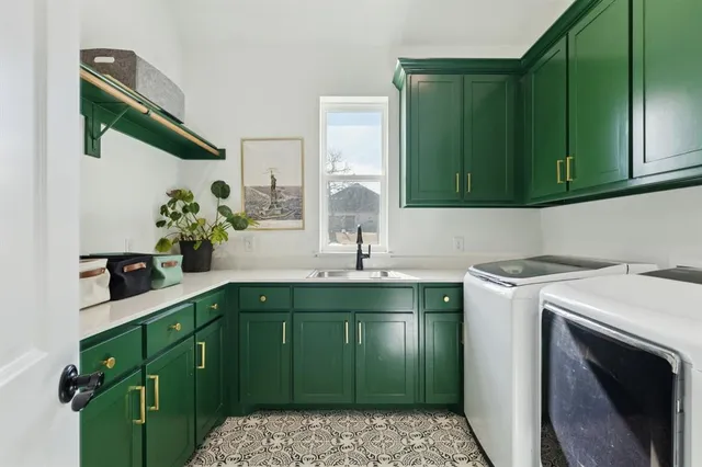 a view of a livingroom with furniture and a ceiling fan