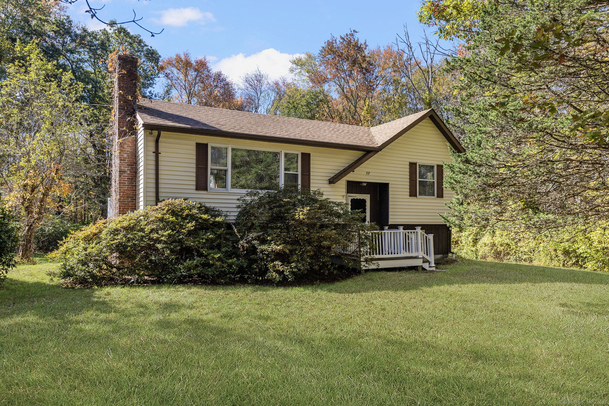 a view of a house with backyard and garden