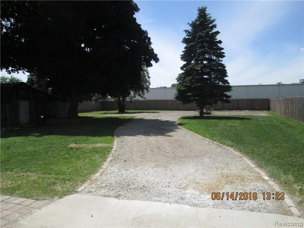 2077 Covert Road Burton, MI 48509 - Photo 6 of 34 IMG_5418.JPG