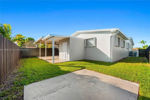 a view of a back yard of the house
