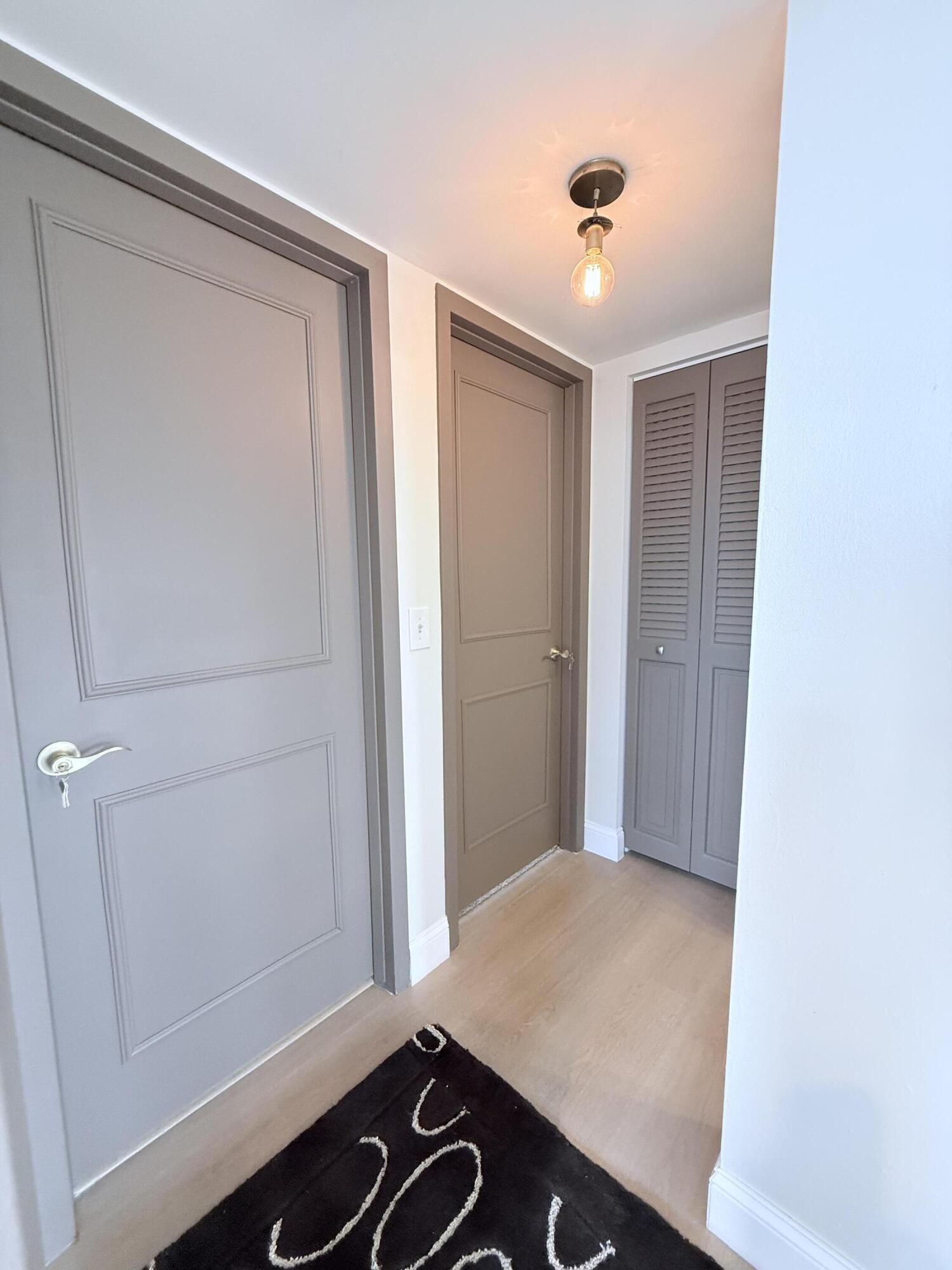 402 Brighton J, Unit J Boca Raton, FL 33434 - Photo 11 of 35 Hallway