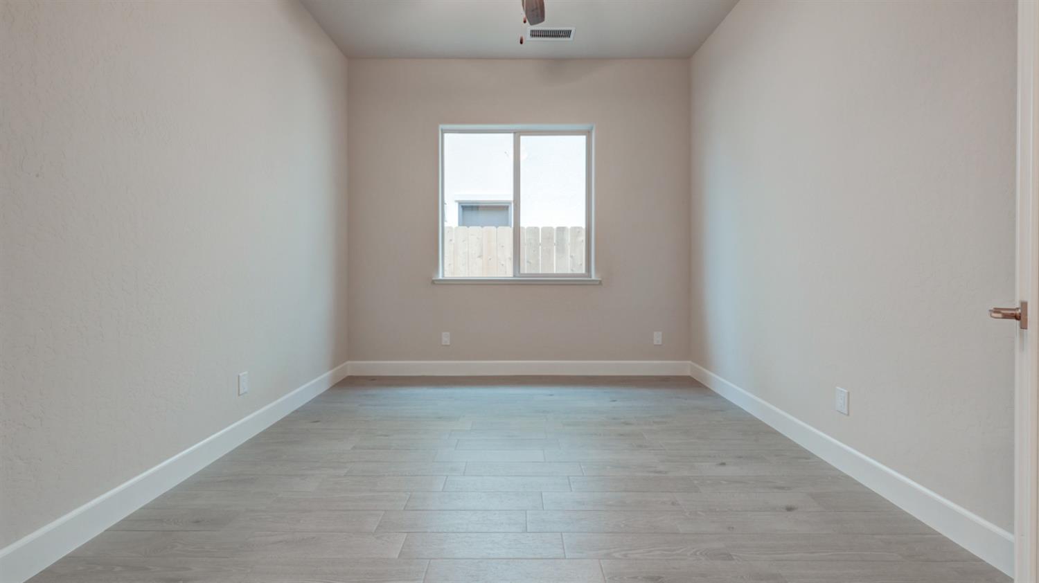 935 Talus Way Madera, CA 93636 - Photo 19 of 34 an empty room with a window