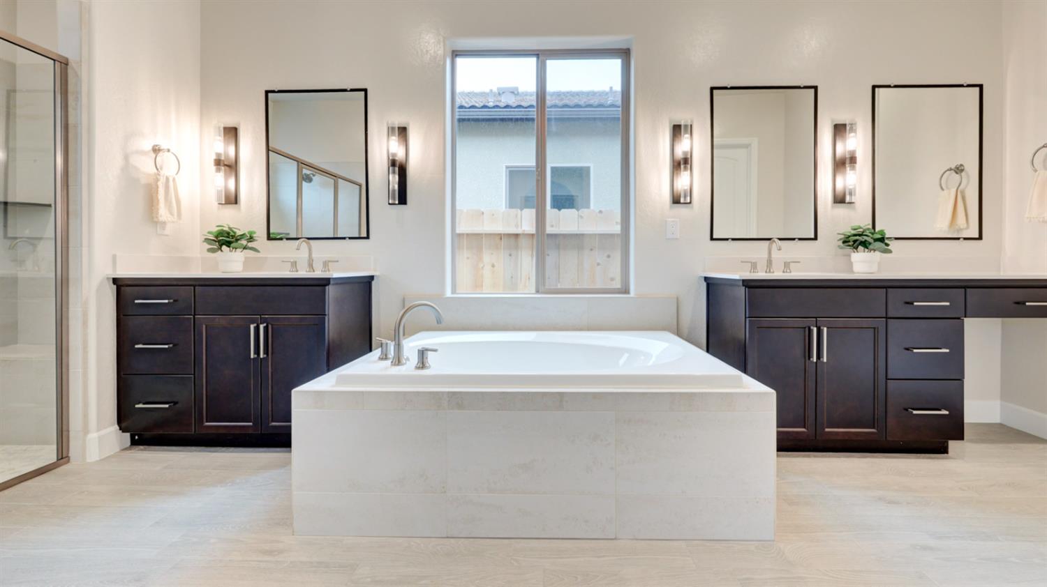 935 Talus Way Madera, CA 93636 - Photo 29 of 34 a spacious bathroom with a tub sink and mirror