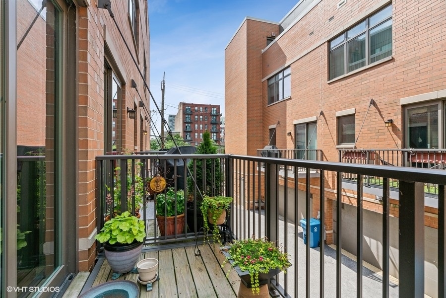 1648 South Prairie Avenue, Unit 2 Chicago, IL 60616 - Photo 19 of 19 a view of a garden from a balcony