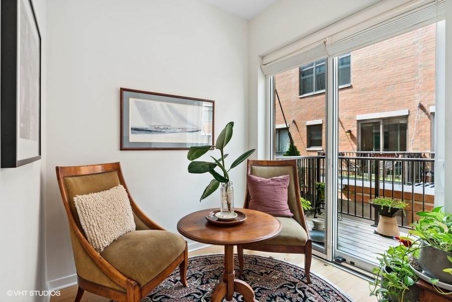 1648 South Prairie Avenue, Unit 2 Chicago, IL 60616 - Photo 7 of 19 a view of a livingroom with furniture and garden