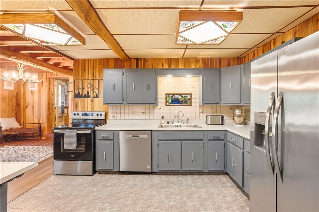 186 Lake Rd Lane Rockwood, PA 15557 - Photo 18 of 50 a kitchen with stainless steel appliances granite countertop a sink a stove and refrigerator