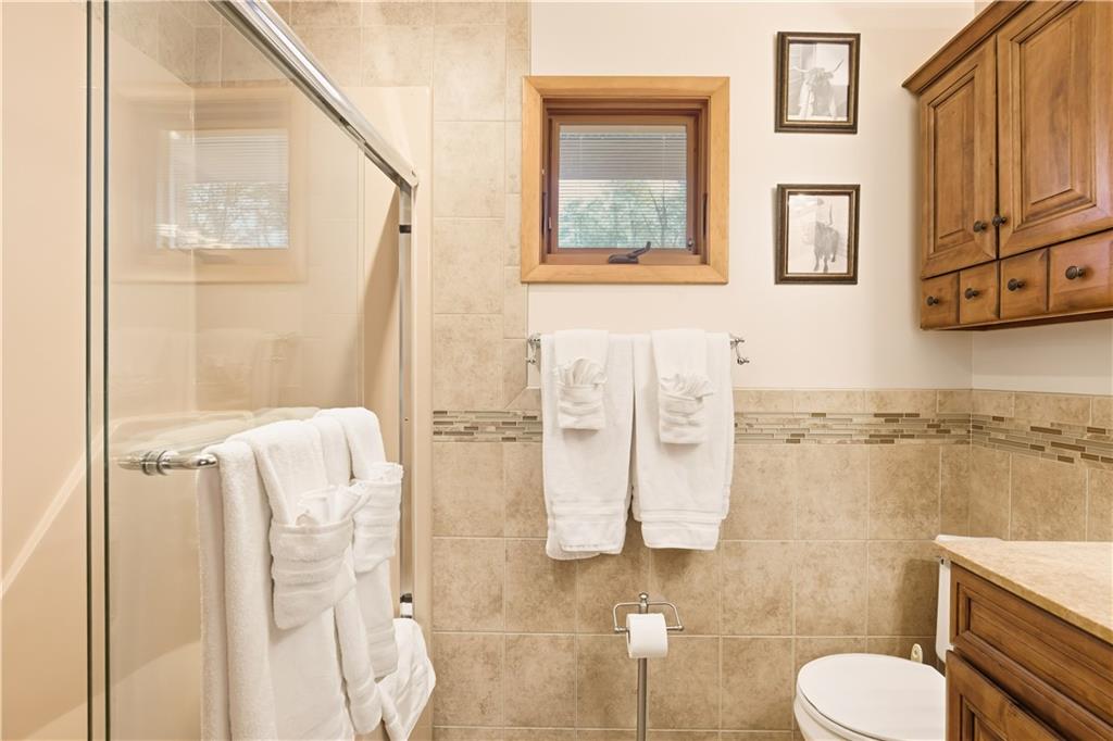 186 Lake Rd Lane Rockwood, PA 15557 - Photo 38 of 50 a bathroom with a toilet sink and tub