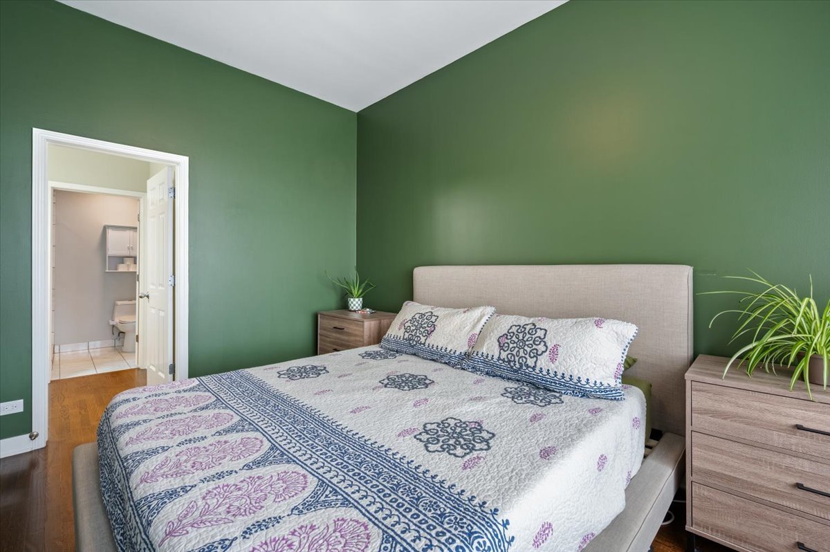 428 North Noble Street, Unit 2 Chicago, IL 60642 - Photo 14 of 20 a bedroom with a bed and a potted plant