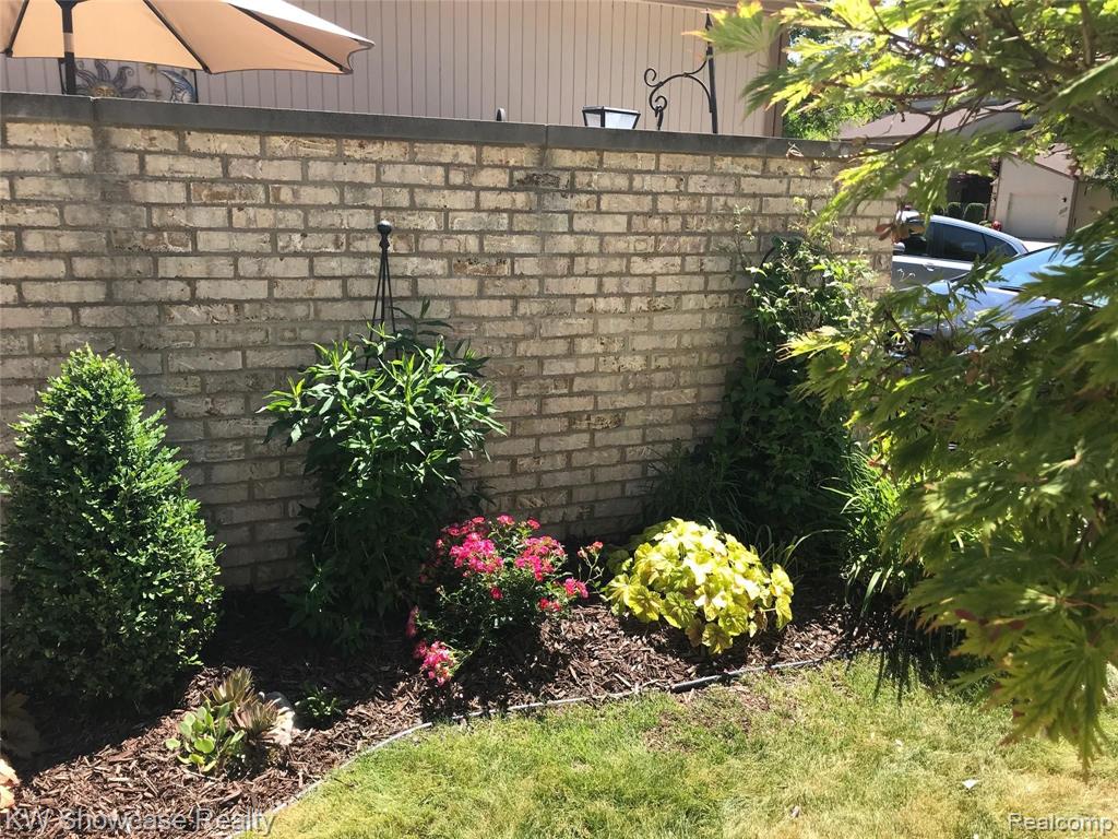 23163 Farmington Road Farmington, MI 48336 - Photo 12 of 44
