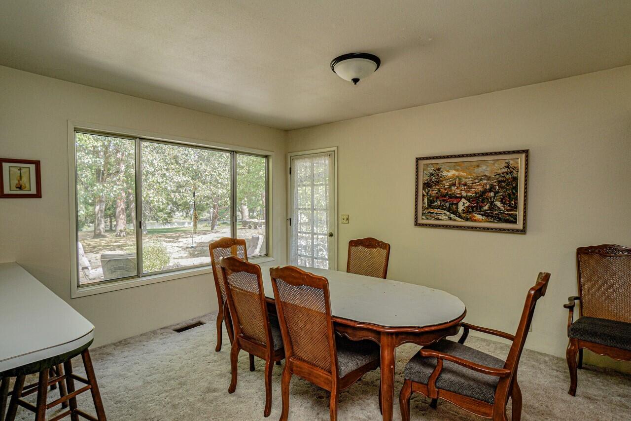 2994 South River Road Grants Pass, OR 97527 - Photo 12 of 32 Dining Area