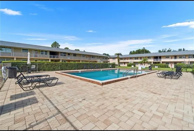 $1,000 | 1100 East Caroline Street, Unit 203, Tavares, FL 32778