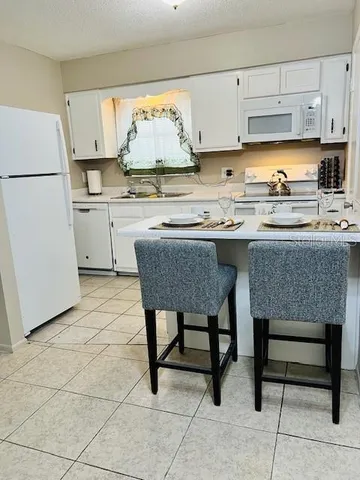 $1,000 | 1100 East Caroline Street, Unit 203, Tavares, FL 32778