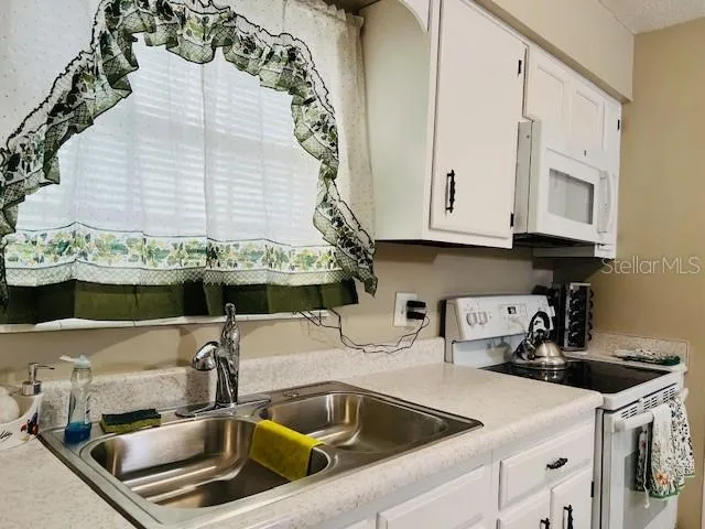 $1,000 | 1100 East Caroline Street, Unit 203, Tavares, FL 32778