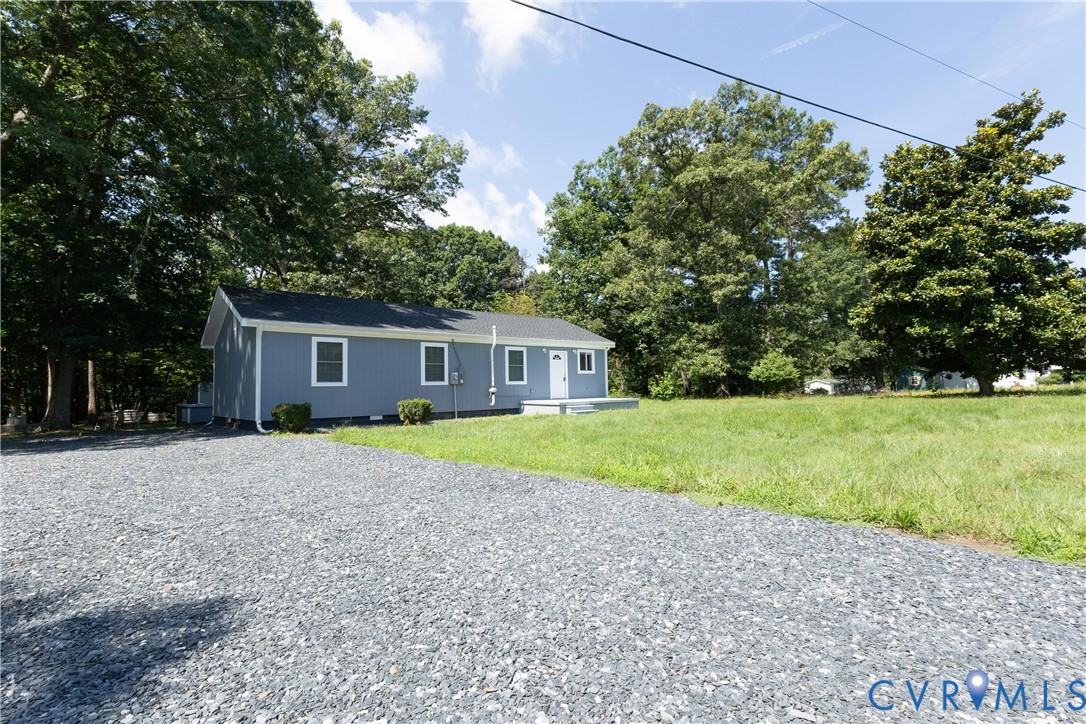 398 Blinkys Road New Canton, VA 23123 - Photo 2 of 21 a front view of house with yard and green space