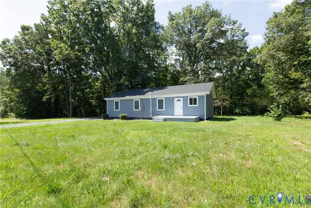a view of a house with backyard and garden