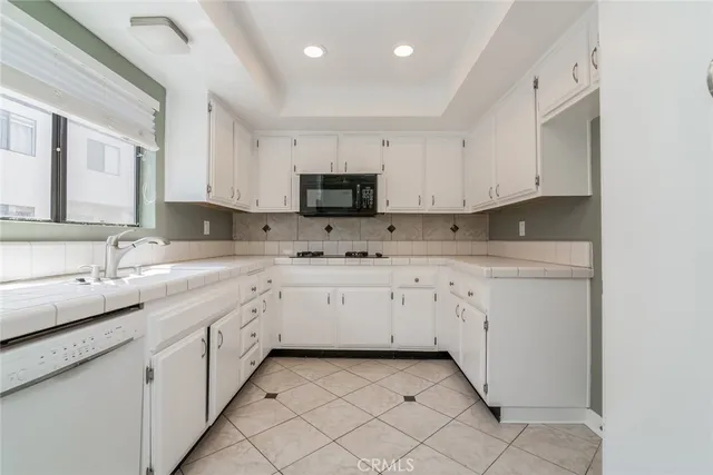 $775,000 | 5711 Owensmouth Avenue, Unit 116, Woodland Hills, CA 91367