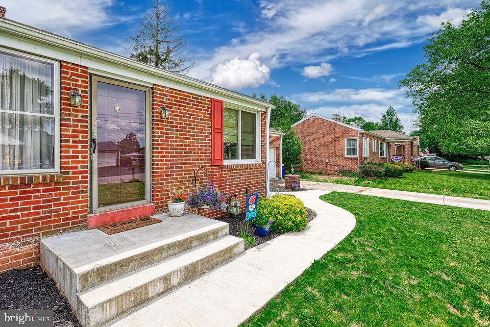 2064 Sycamore Road York, PA 17408 - Photo 4 of 41