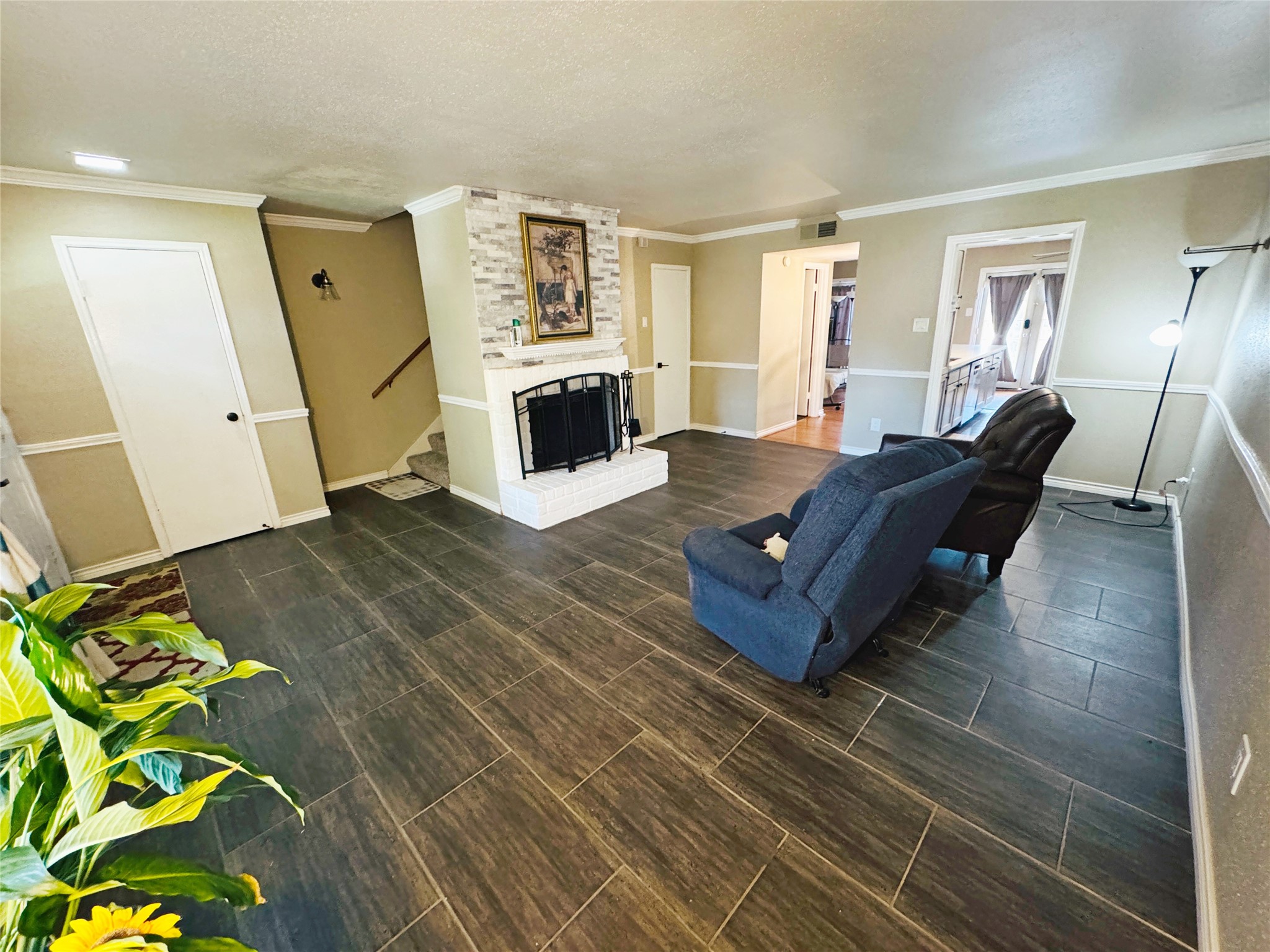5800 Lumberdale Road, Unit 90 Houston, TX 77092 - Photo 8 of 39 Another view of the large main living area.