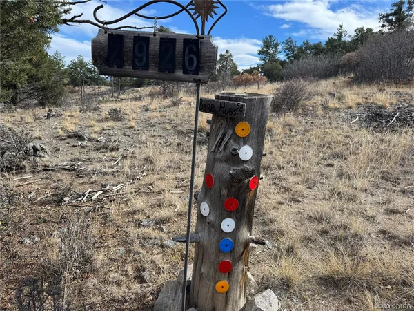 a street sign on a brick wall