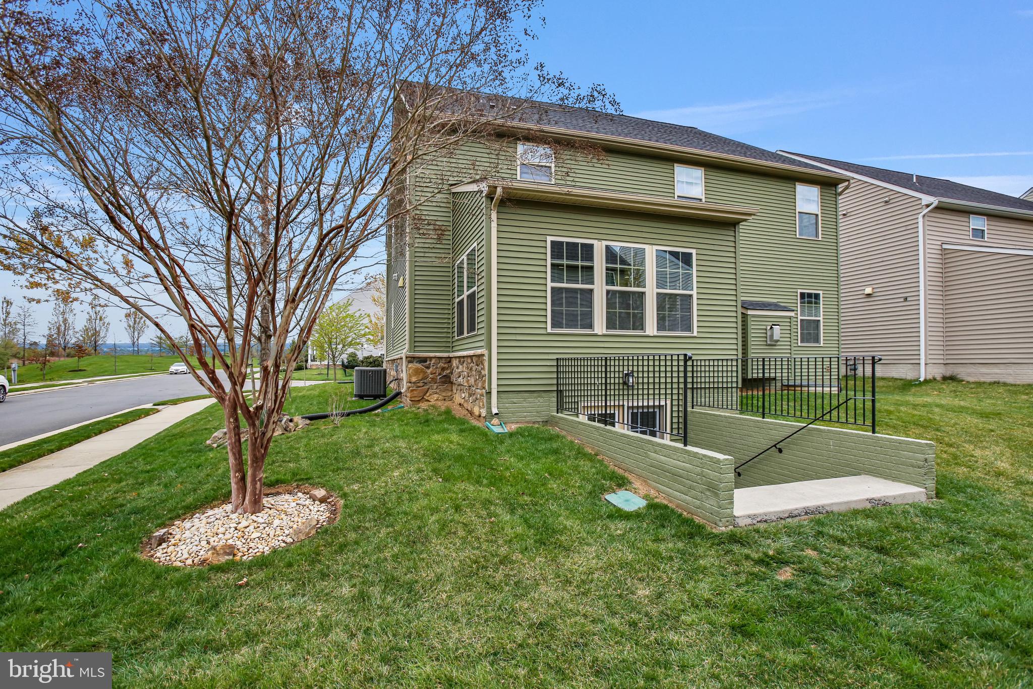 41597 Hoffman Drive Aldie, VA 20105 - Photo 40 of 42 front view of a house with a yard