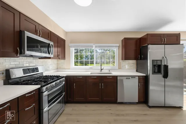 $305,900 | 1705 College Green Drive, Elgin, IL 60123