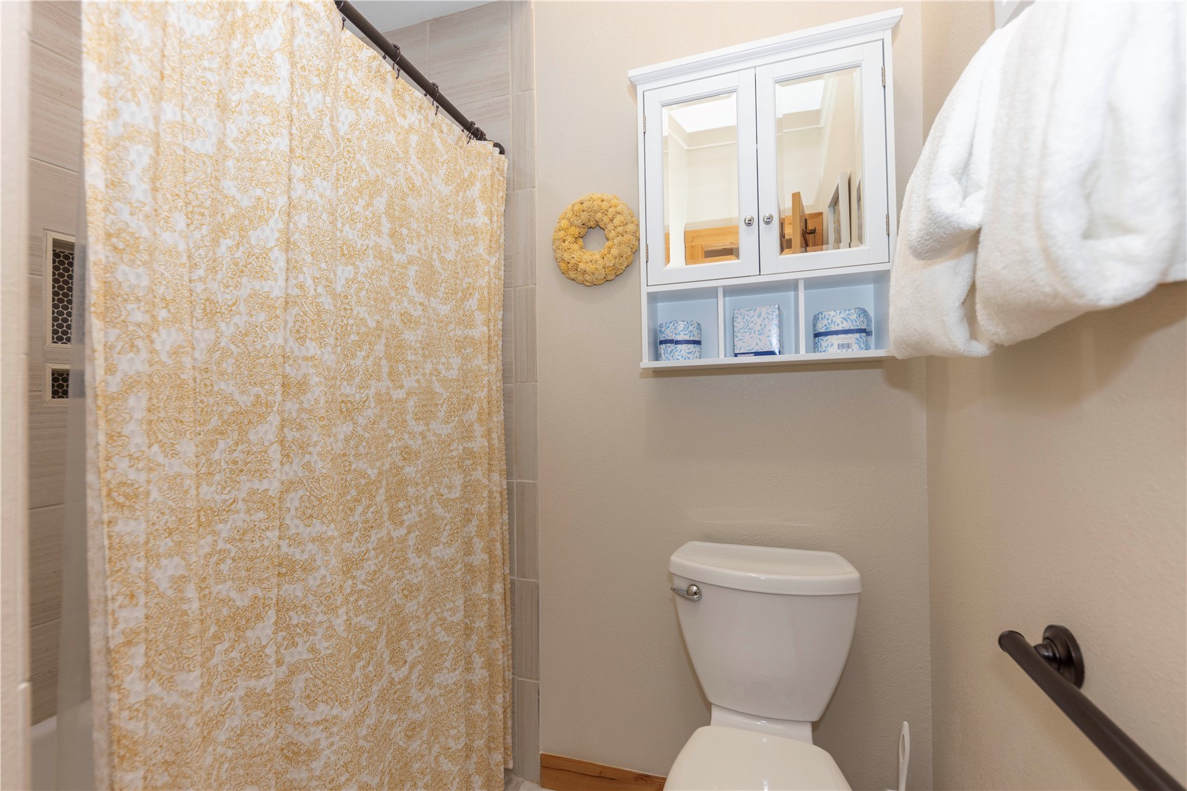 590 Tennis Club Road, Unit 1336 Keystone, CO 80435 - Photo 20 of 41 a bathroom with a toilet and a shower curtain