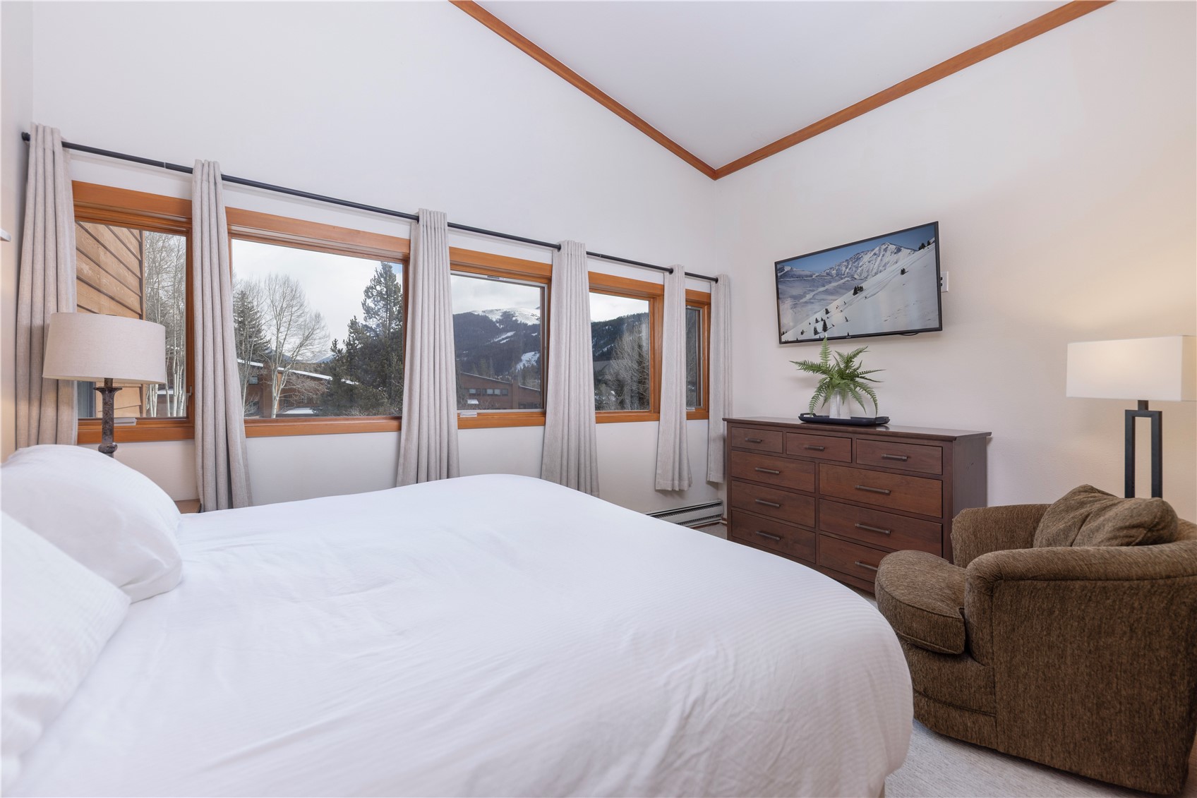 590 Tennis Club Road, Unit 1336 Keystone, CO 80435 - Photo 22 of 41 a bedroom with a bed and wooden floor