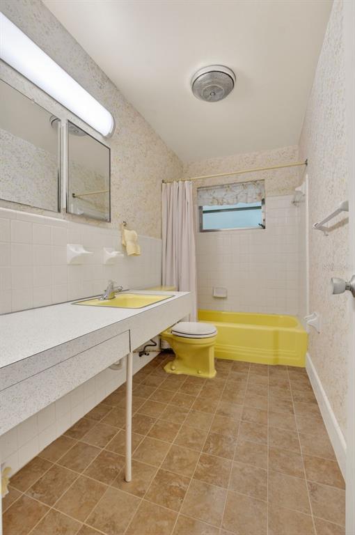 450 Northwest 12th Avenue Boca Raton, FL 33486 - Photo 33 of 58 a bathroom with a sink and a bathtub