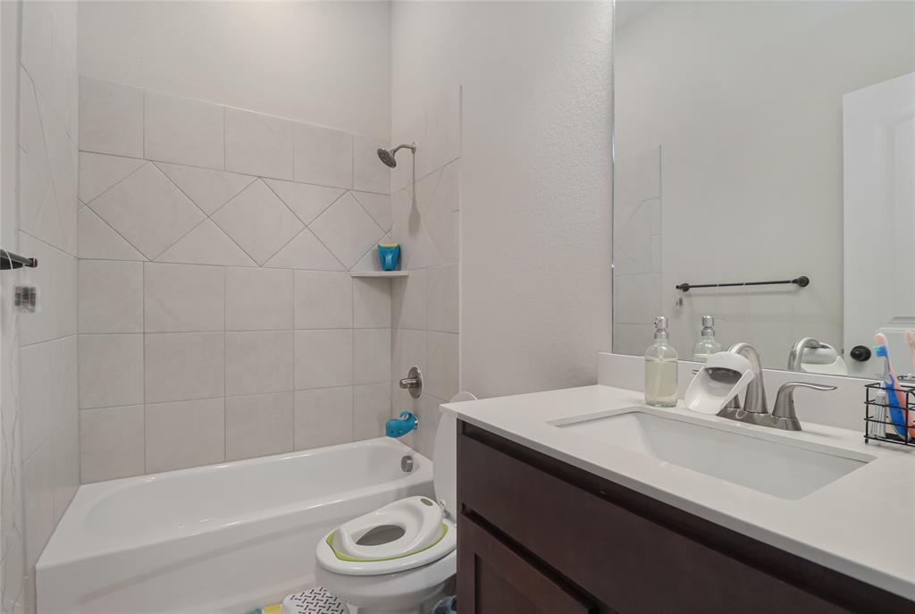 189 Chester Road Springtown, TX 76082 - Photo 22 of 29 a bathroom with a sink a toilet and bathtub