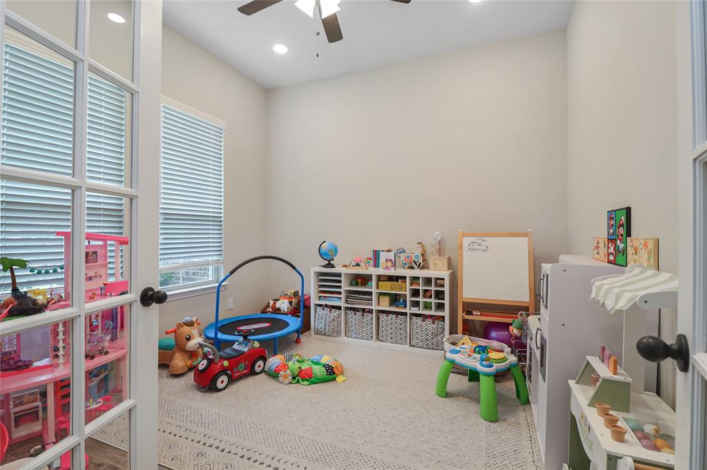 189 Chester Road Springtown, TX 76082 - Photo 5 of 29 a bedroom with furniture and a bathtub