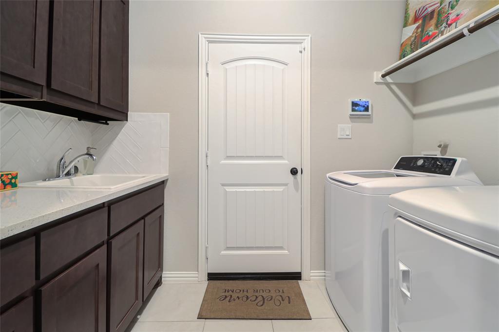 189 Chester Road Springtown, TX 76082 - Photo 10 of 29 a bathroom with a sink and a mirror