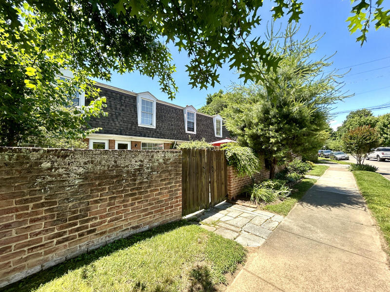 1801 Grandin Road Southwest, Unit 2016 SHERWOOD Roanoke, VA 24015 - Photo 2 of 31 IMG_5116