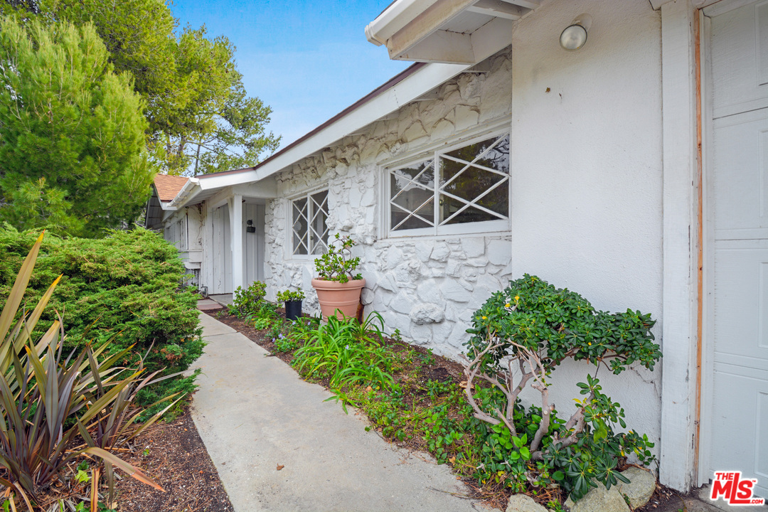 6225 Tapia Drive Malibu, CA 90265 - Photo 12 of 46