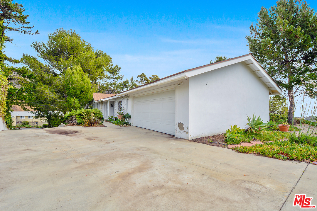 6225 Tapia Drive Malibu, CA 90265 - Photo 13 of 46