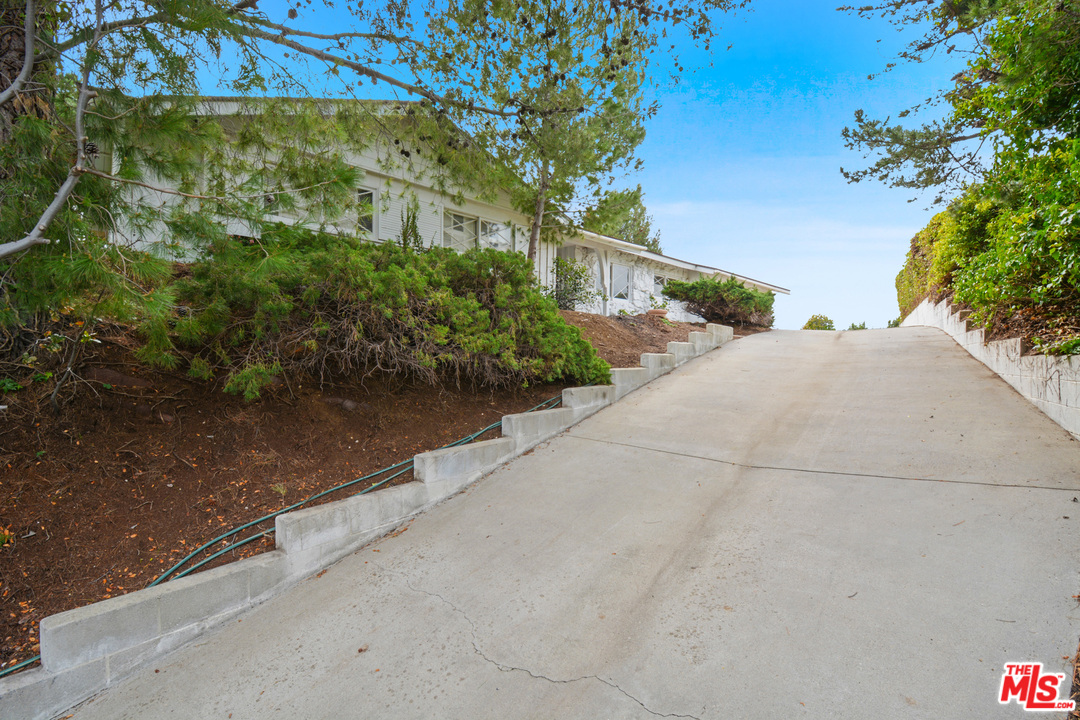 6225 Tapia Drive Malibu, CA 90265 - Photo 10 of 46