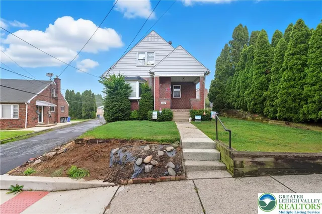 a view of a house with a yard