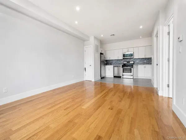 $2,600 | 42-18 Bell Boulevard, Unit 3A | Bayside