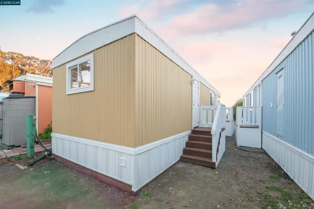 a view of an outdoor space