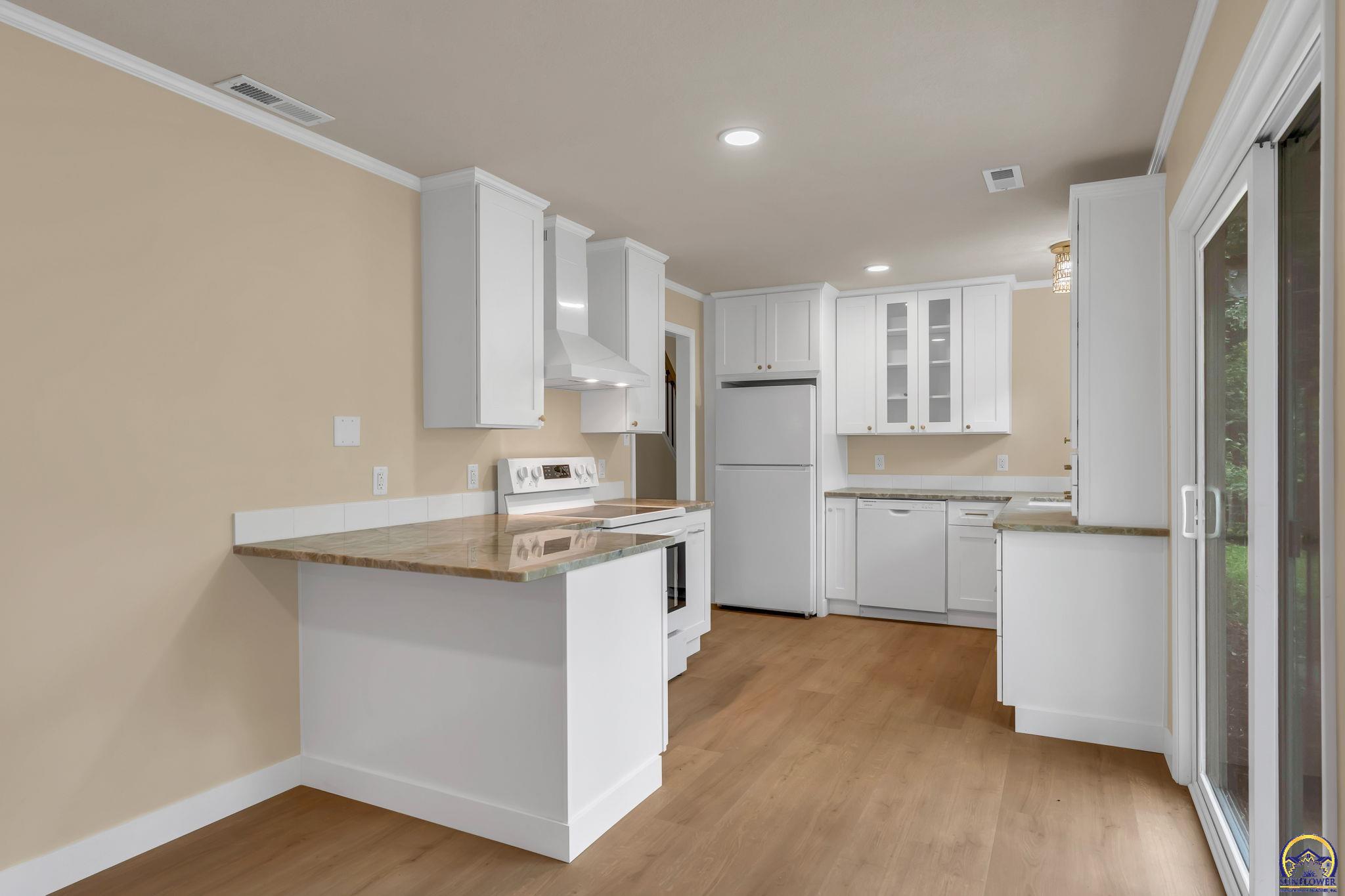 3704 Southwest 34th Street Topeka, KS 66614 - Photo 13 of 41 Kitchen
