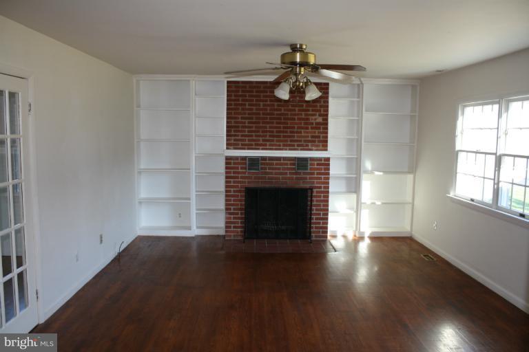 318 Paradise Road Aberdeen, MD 21001 - Photo 2 of 17 Living Room