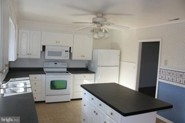 318 Paradise Road Aberdeen, MD 21001 - Photo 11 of 17 Kitchen