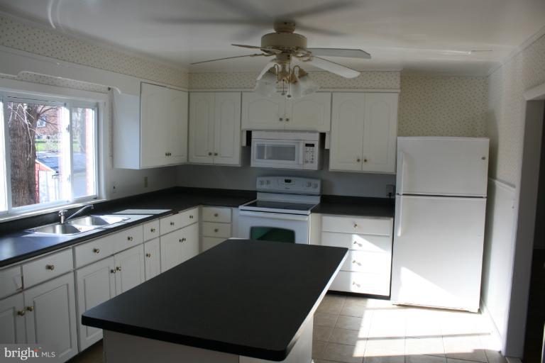 318 Paradise Road Aberdeen, MD 21001 - Photo 3 of 17 Kitchen