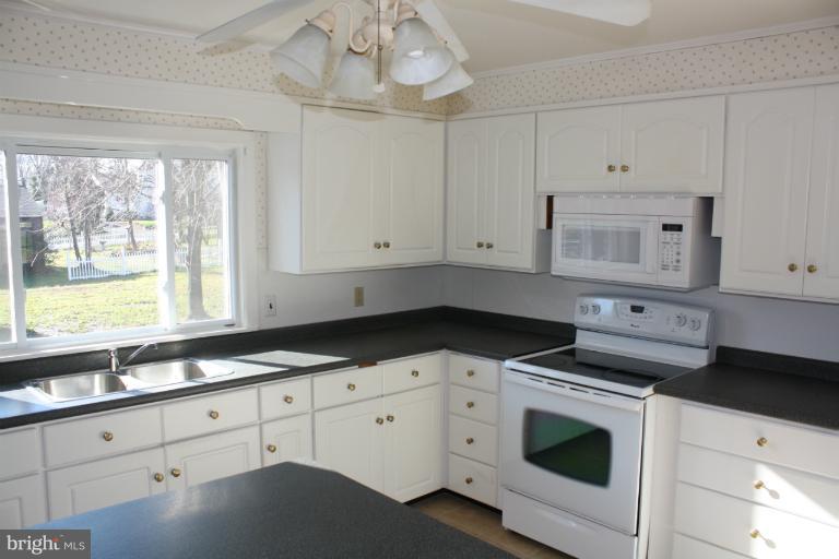 318 Paradise Road Aberdeen, MD 21001 - Photo 4 of 17 Kitchen